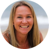 Person reading a book in a calm setting, symbolising the reflective and positive reviews of Pablo Tmoszuk’s headache and migraine book. 